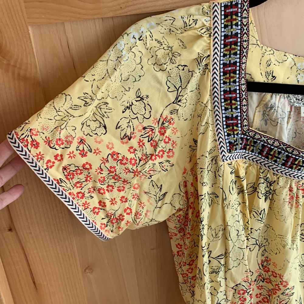 Embroidered blouse. - Picture 4 of 5